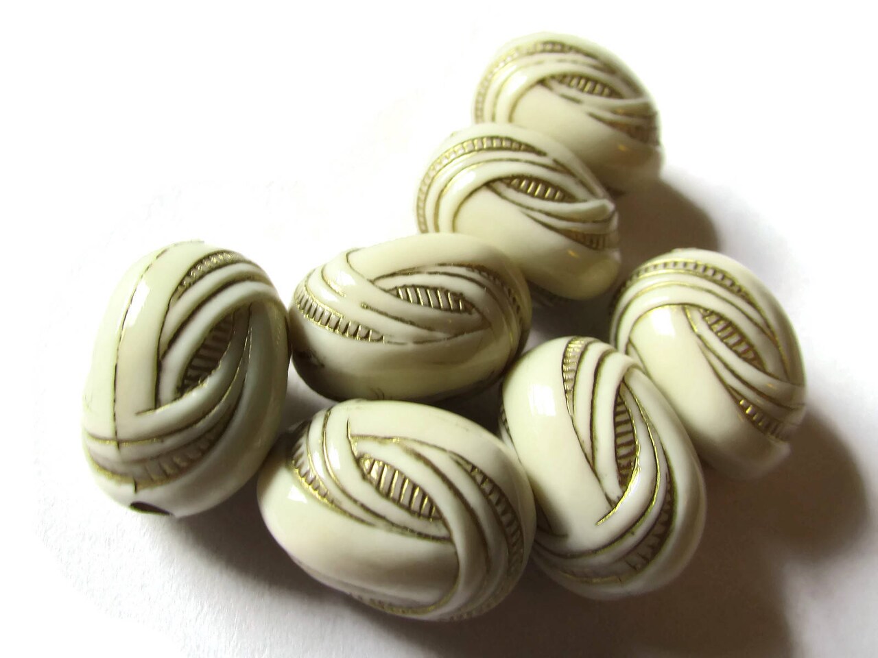 7 18mm Black White or Mixed Art Deco Plastic Oval Knot Beads with Gold Trim
